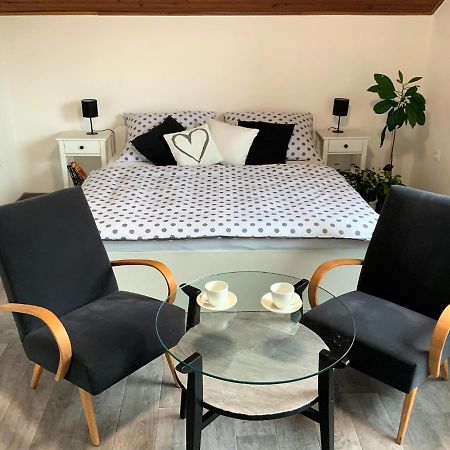 Apartman V Podkrovi Hostinné Exteriér fotografie