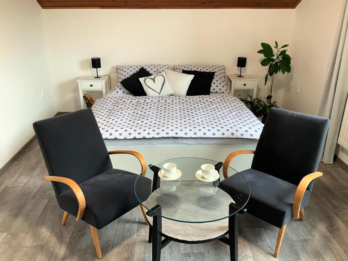 Apartman V Podkrovi Hostinné Exteriér fotografie