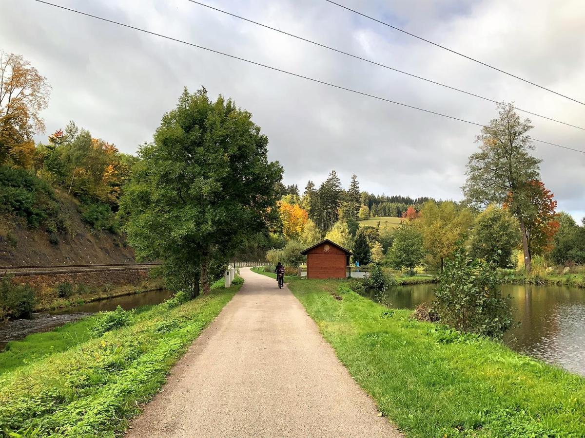 Apartman V Podkrovi Hostinné Exteriér fotografie