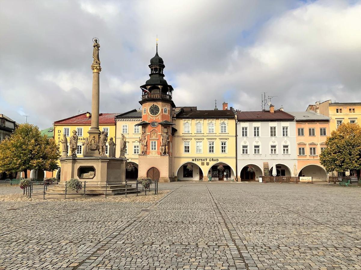 Apartman V Podkrovi Hostinné Exteriér fotografie