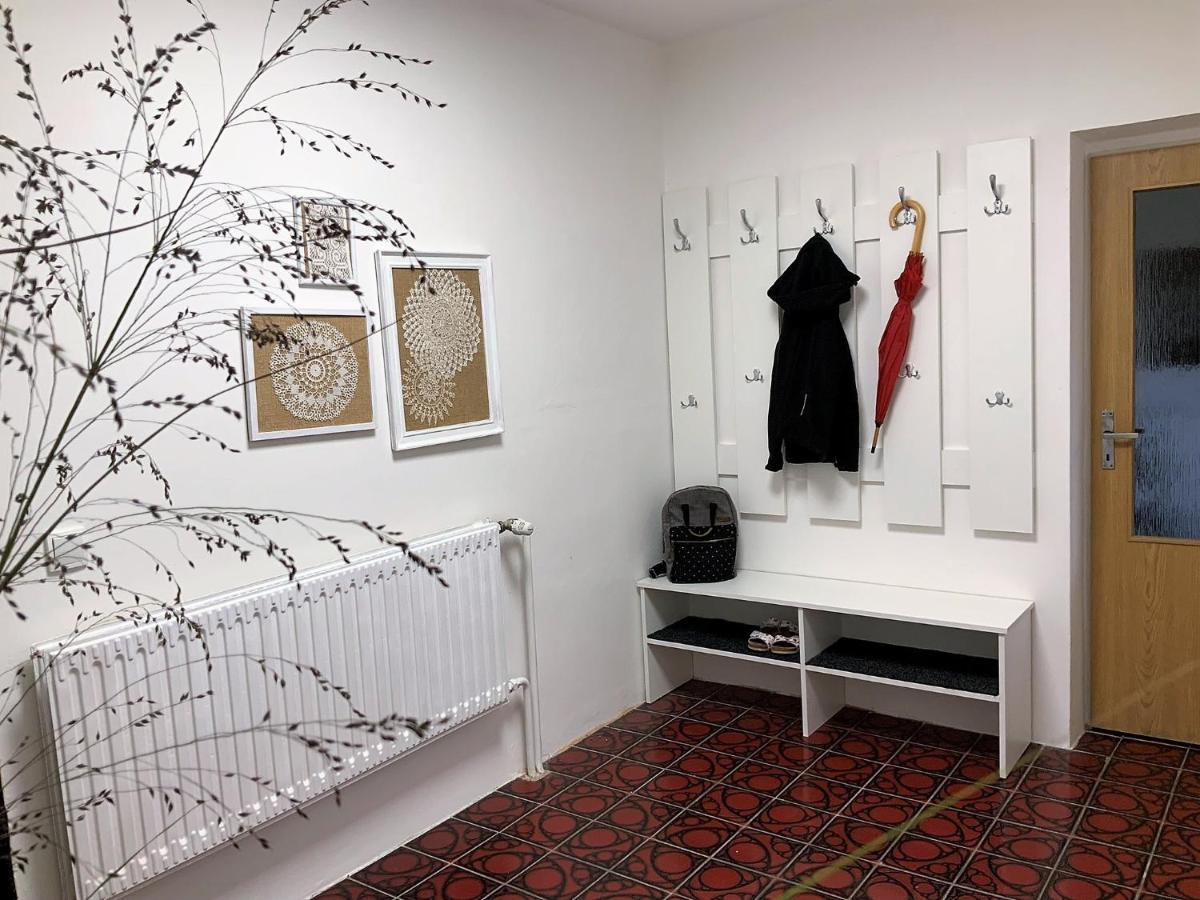 Apartman V Podkrovi Hostinné Exteriér fotografie