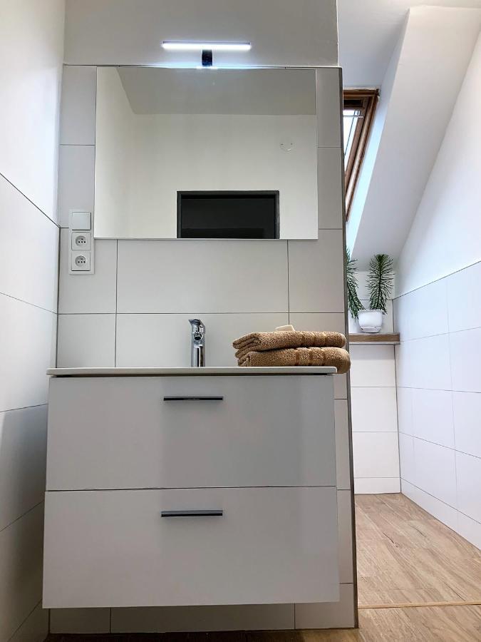 Apartman V Podkrovi Hostinné Exteriér fotografie
