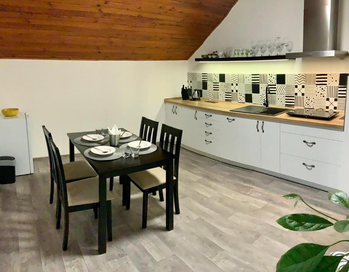 Apartman V Podkrovi Hostinné Exteriér fotografie